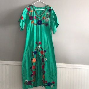 Vintage cottage core embroidered muumuu/kaftan